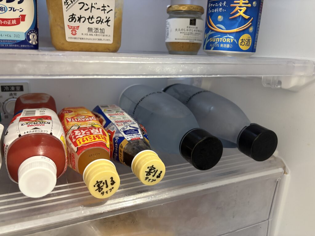冷蔵庫で冷やしているソーダストリームの1Lボトル2本