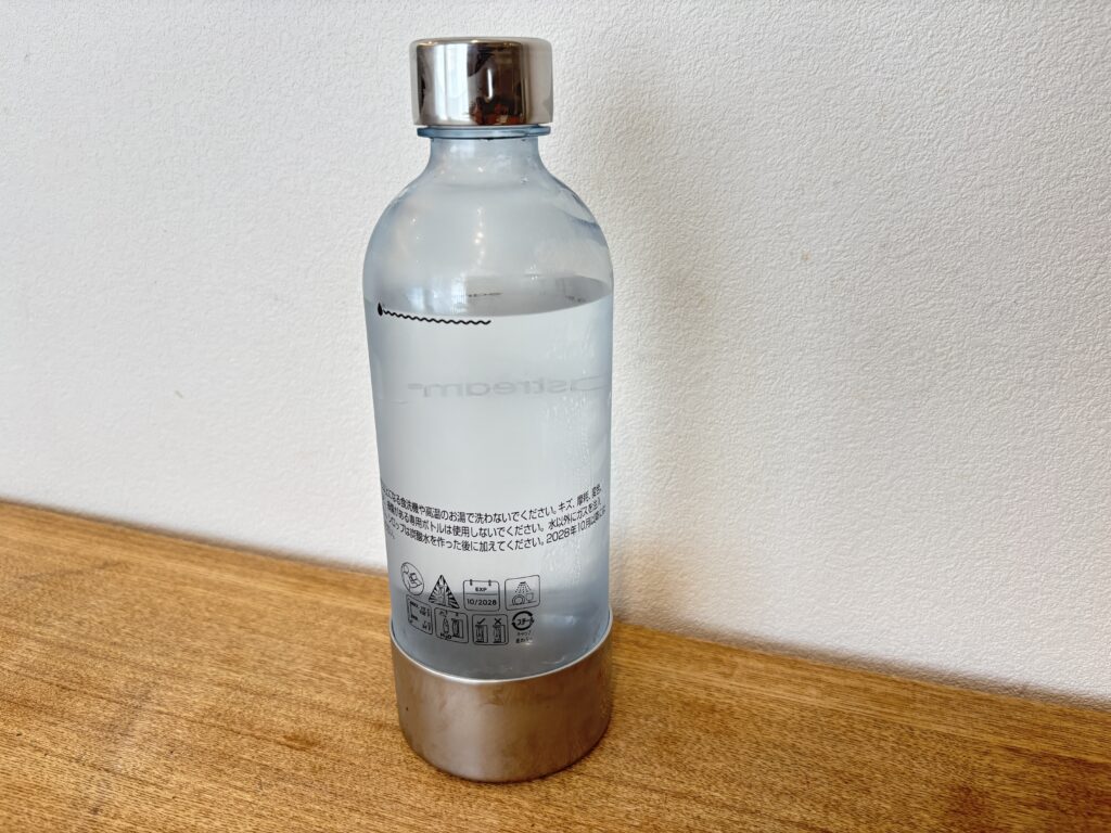エンソウボトルに冷たい水を入れる