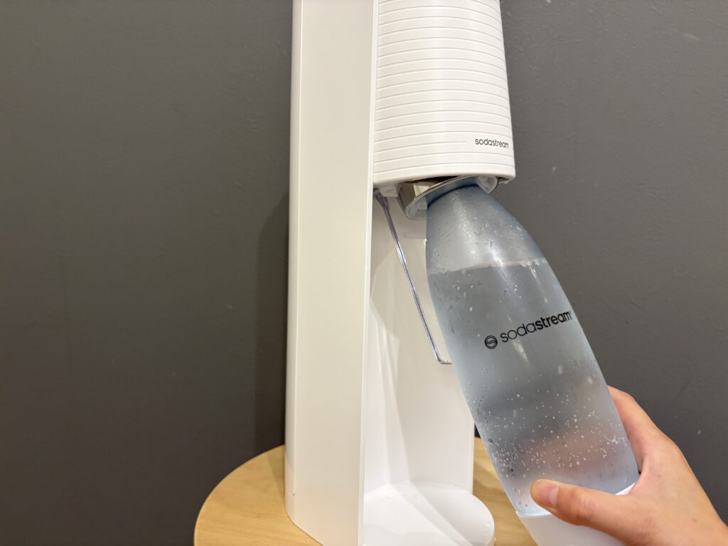 ソーダストリーム本体から専用ボトルを外す