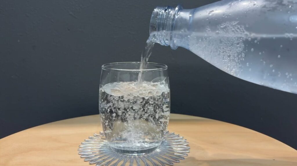 ソーダストリーム 炭酸水をグラスに注ぐ